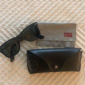 Ray Ban Wayfarer Sunglasses model: RB2140
